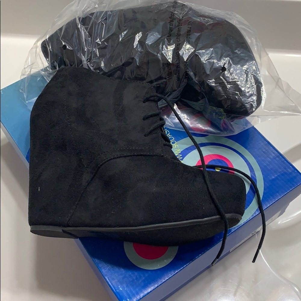 Nwt Soda black suede-like wedge booties sz10